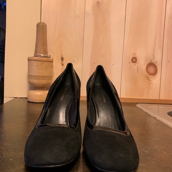 🌈 BCBGMaxAzria Black Suede Chunky Heels - Picture 3 of 7